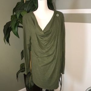 Passports draped woman’s sweater, size L